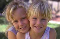 Fotografía de dos niñas pequeñas riéndose