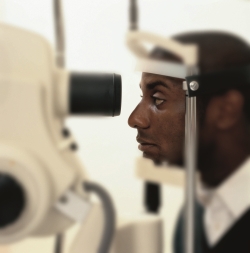 Paciente que tiene examen de la vista