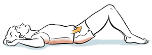 Mujer acostada boca arriba con las rodillas flexionadas. La flecha indica cómo la zona pélvica flexiona la columna vertebral.