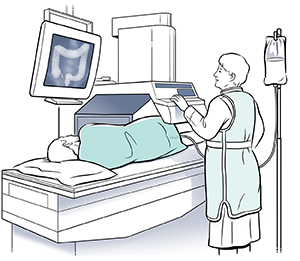 Proveedora de atención médica que le hace un enema de bario a un paciente en una mesa de examen y le toma una radiografía. 