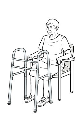 Mujer sentada en la silla con las caderas por encima de la altura de las rodillas.